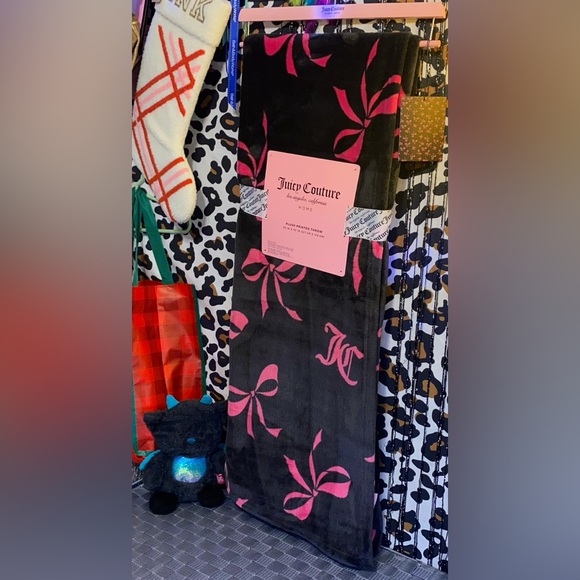 JUICY COUTURE HOME LARGE PLUSH PRINTED THROW - Picture 5 of 9